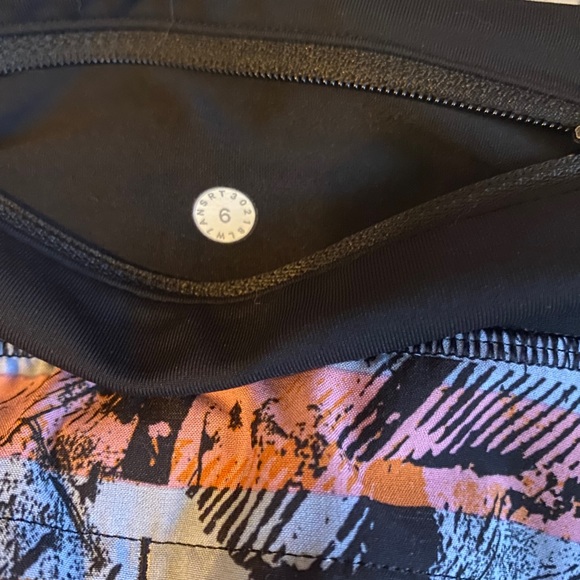 Lululemon Speed Shorts/ Size 6/ 4 way stretch - Picture 3 of 4